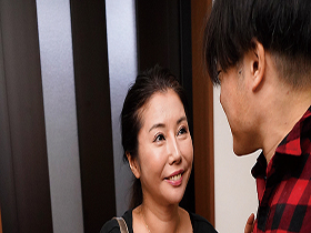 熟れた肉体で誘惑してくる底なしの性欲をもつ痴女すぎる叔母さん 美原咲子 サンプル動画サムネイル